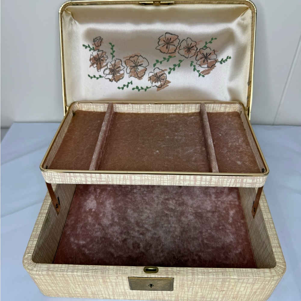 Vintage leather jewelry box
